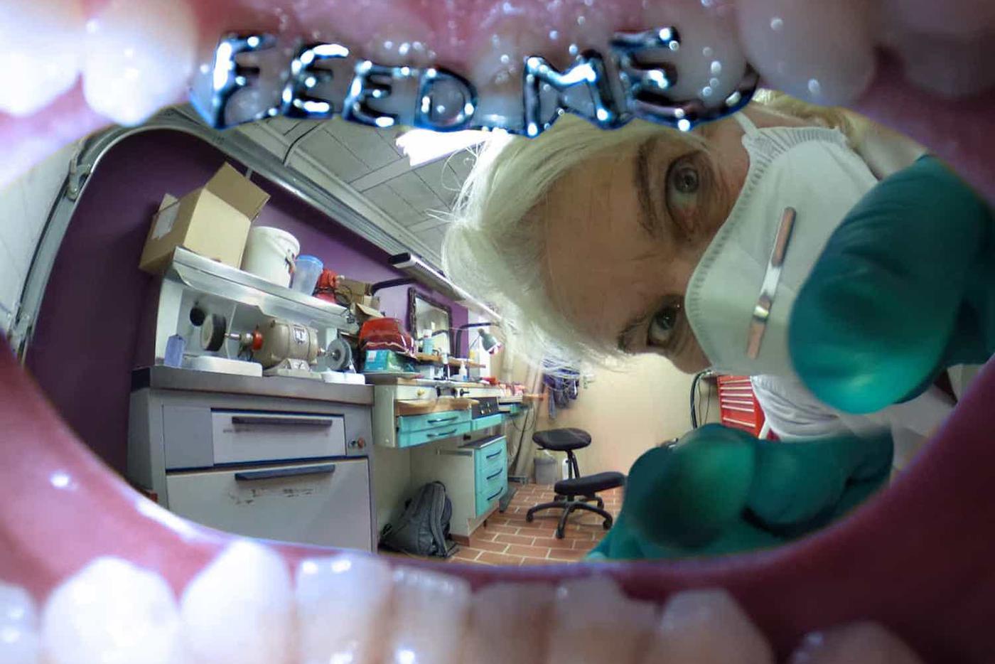 Скульптор-ювелир создаёт авангардные украшения для зубов и полости рта