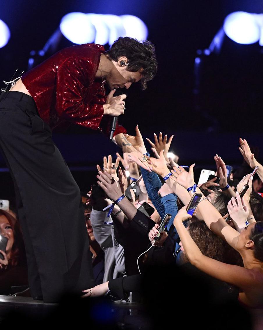 Кумир, успей увернуться: Metro изучает, чем "обстреливают" поклонники музыкантов на их концертах