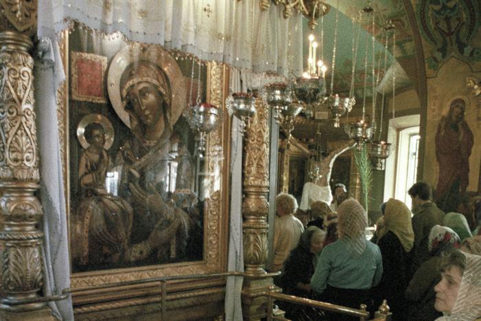 Православные приступили к празднованию дня иконы Божией Матери, именуемой "Троеручица"