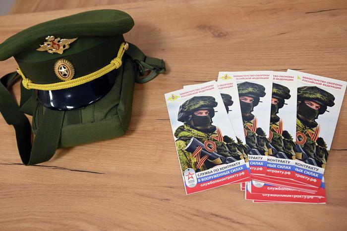 Желание помочь товарищам на фронте приводит будущих контрактников в пункт отбора на военную службу