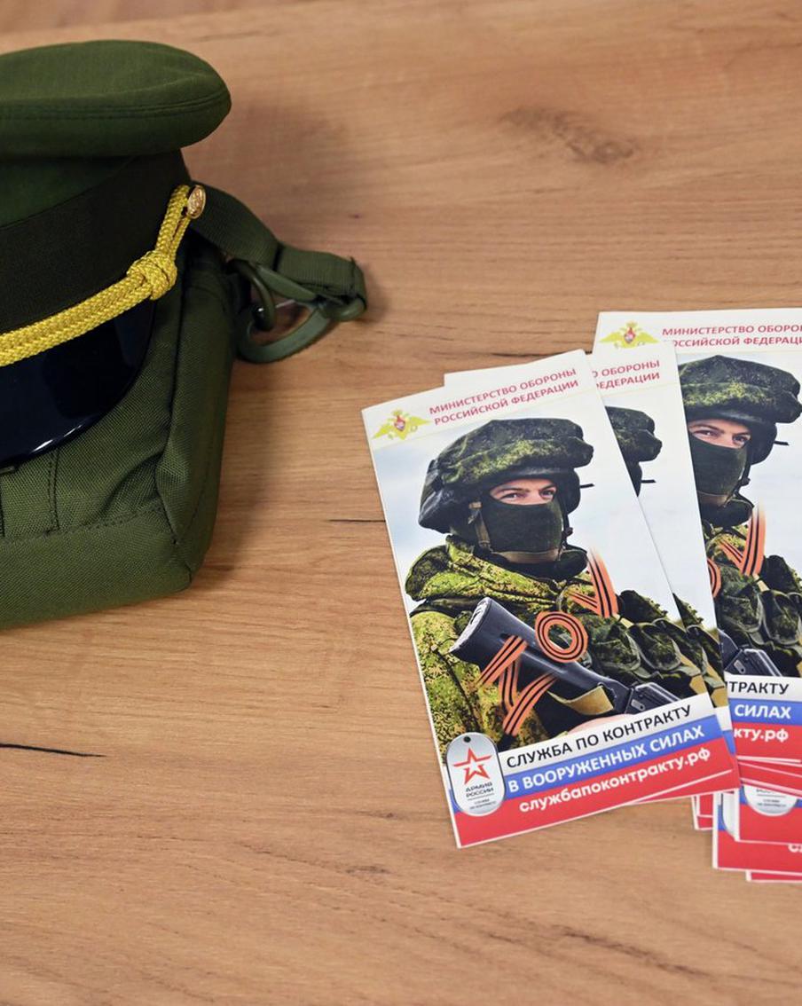 Желание помочь товарищам на фронте приводит будущих контрактников в пункт отбора на военную службу