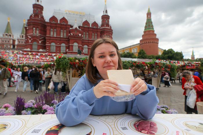 Фестиваль еды "Вкусы России" вовсю проходит на разных площадках Москвы. На гастрономическом фестивале Metro ощутило всю сладость столичных блюд