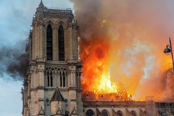 На Нотр-Даме вырастет лес: к собору по реке приплыли балки для крыши