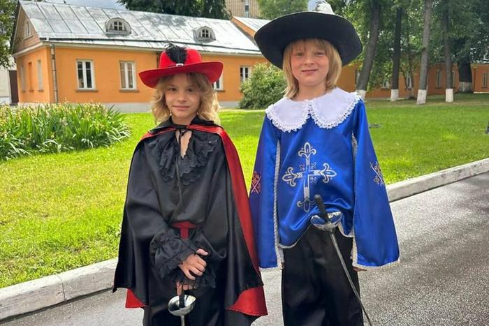 Белокурый гасконец: Яна Рудковская рассказала про новых "Трёх мушкетёров", в которых сыграет её сын