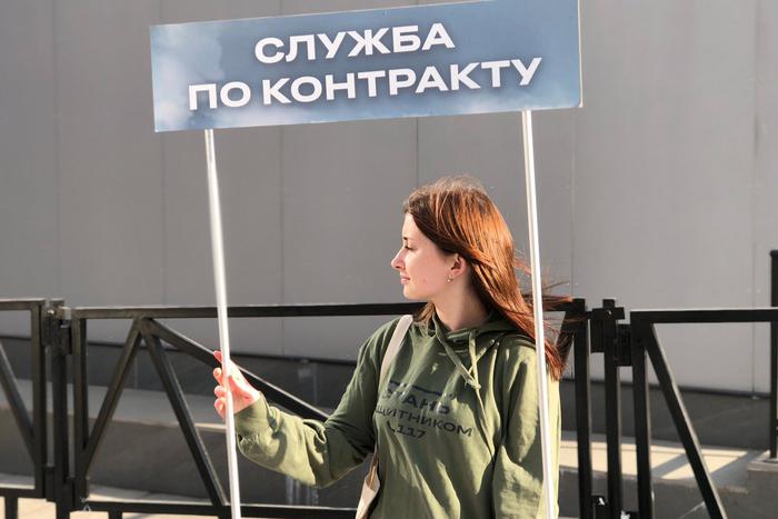 Мужчины, выбравшие для себя службу по контракту, рассказали журналистам о мотивах своего решения