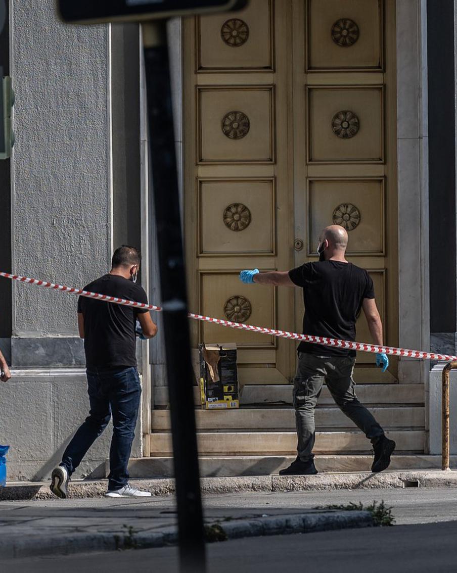 В центре Афин взорвалась бомба, ещё одну обезвредили