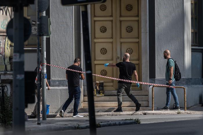 В центре Афин взорвалась бомба, ещё одну обезвредили