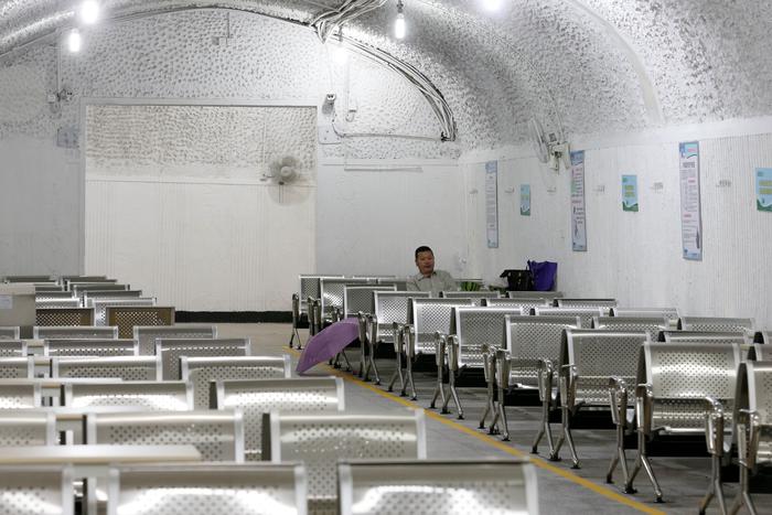 Китайцы спасаются от адской жары в бомбоубежищах времён Второй мировой войны