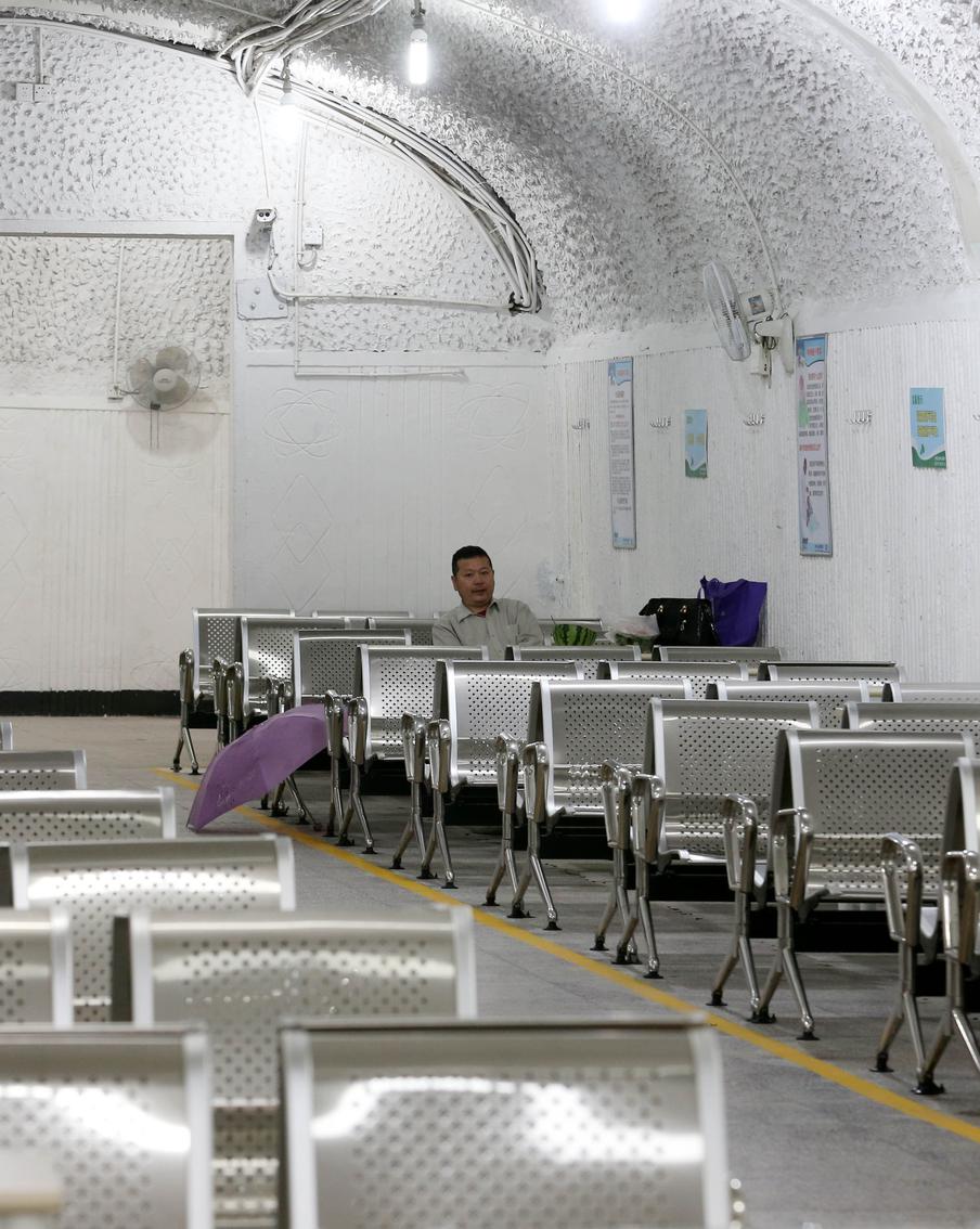 Китайцы спасаются от адской жары в бомбоубежищах времён Второй мировой войны