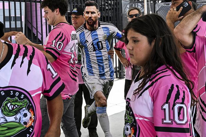 Лионель Месси официально сменил клуб