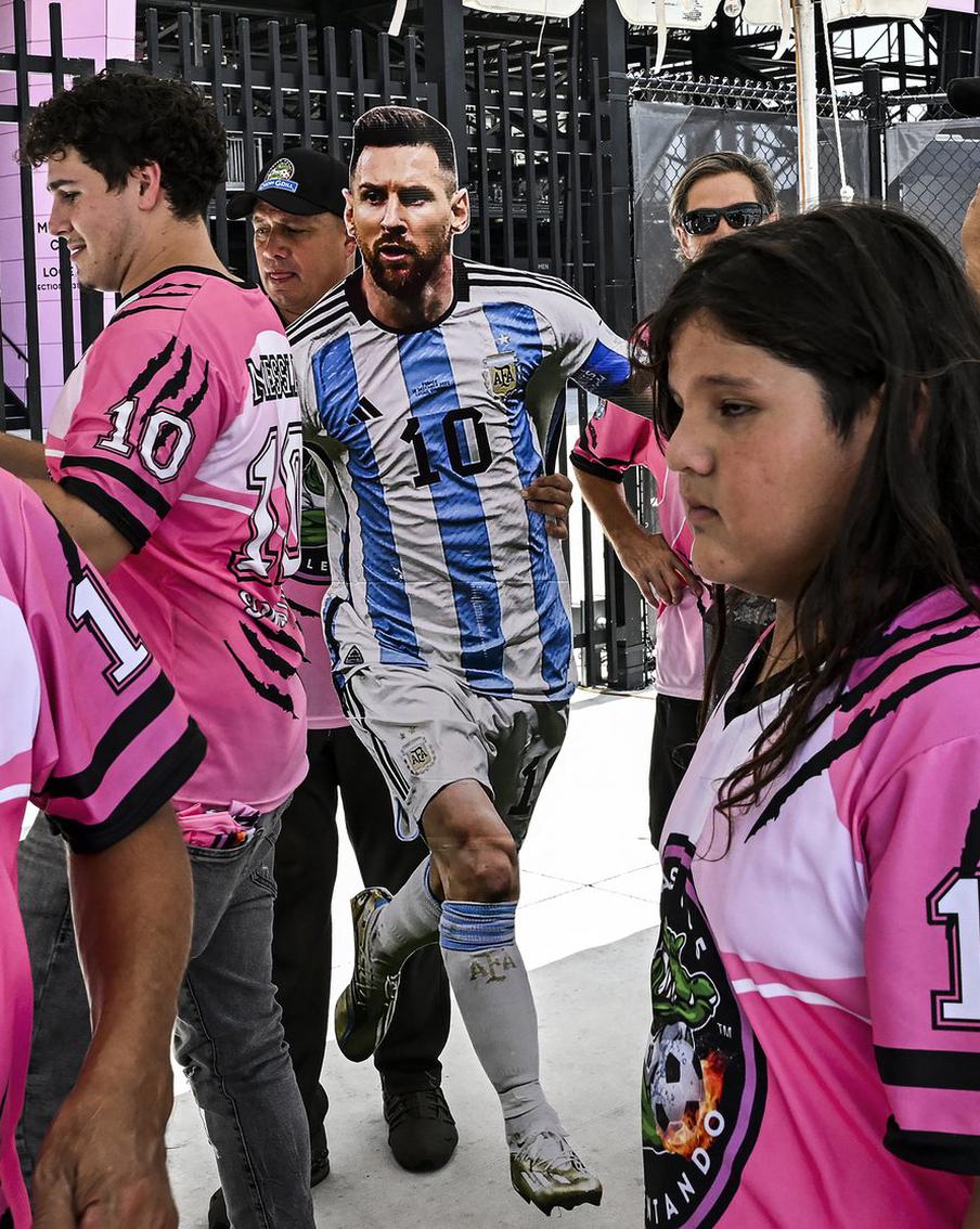 Лионель Месси официально сменил клуб