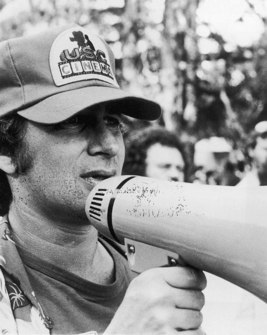 Лучшим зарубежным семейным фильмом стал "Инопланетянин" Стивена Спилберга