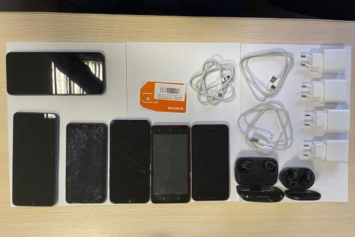 В Екатеринбурге мужчину задержали на кладбище за попытку передать сотовые телефоны