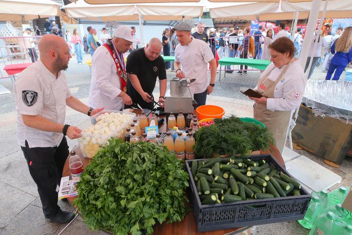 Москвичей спасли от жары гигантской окрошкой. Гастрономический флешмоб прошёл в Измайловском кремле
