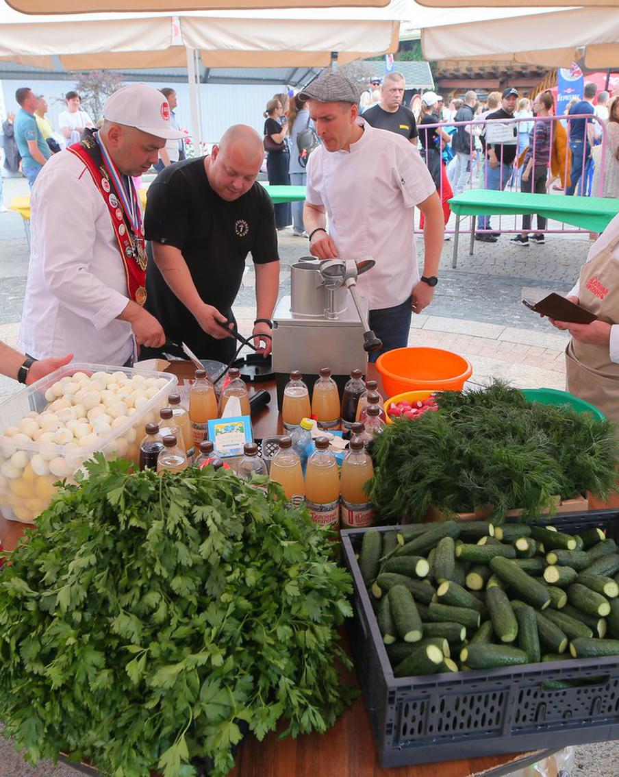 Москвичей спасли от жары гигантской окрошкой. Гастрономический флешмоб прошёл в Измайловском кремле