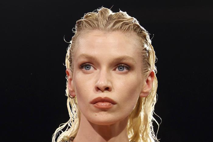 Укладка с эффектом мокрых волос: как создать стиль в домашних условиях