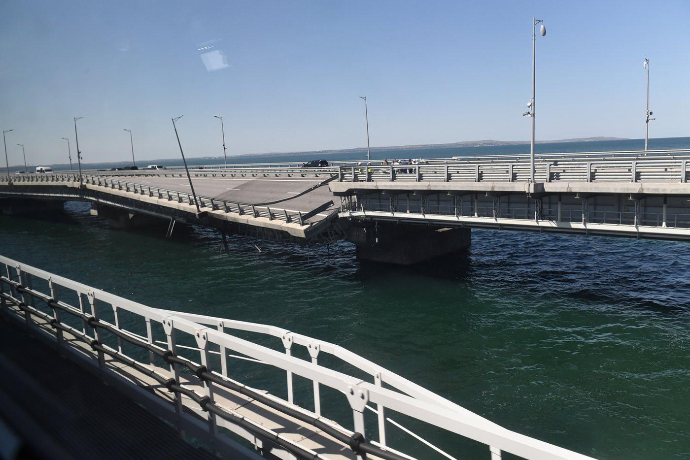 Повреждённая часть на Крымском мосту. Крымский мост получил повреждения из-за атаки двумя украинскими беспилотными надводными аппаратами ВСУ.