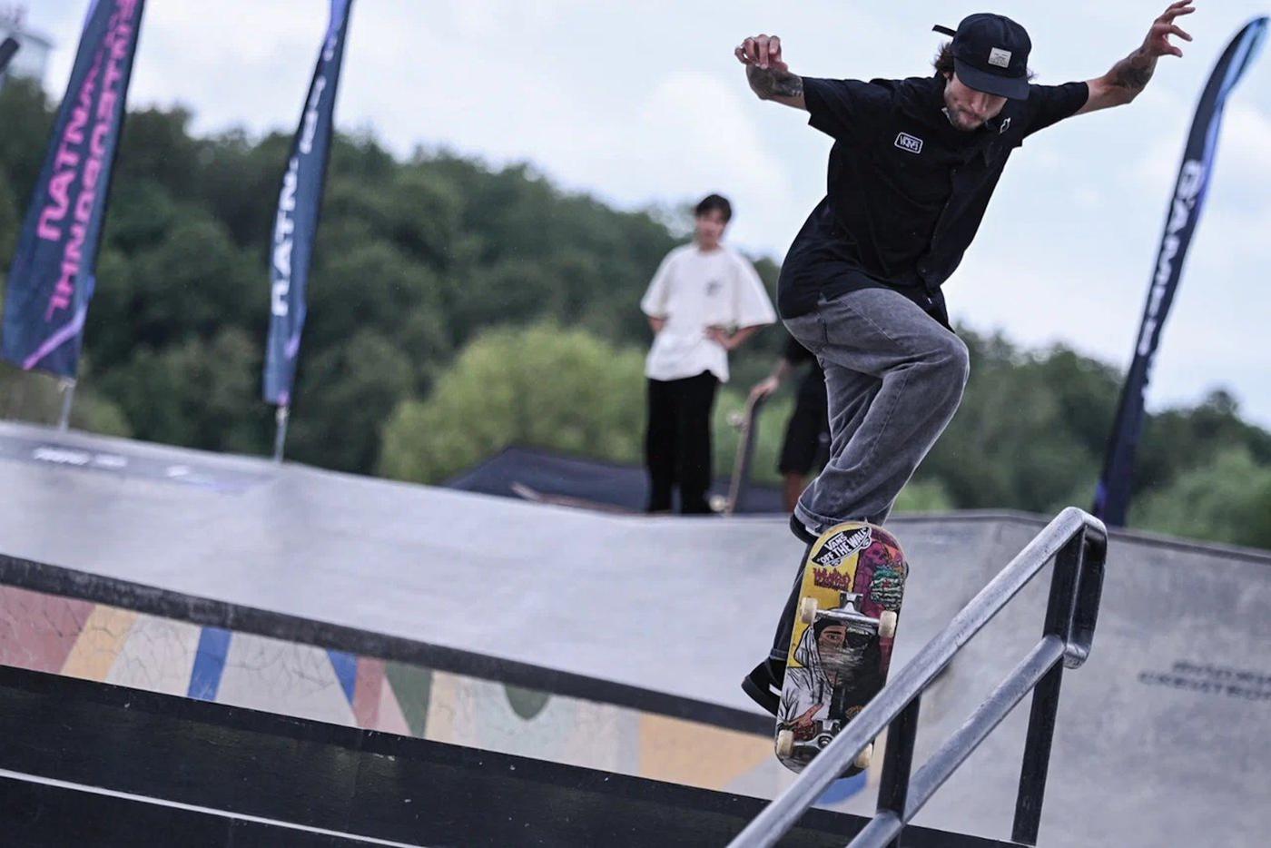 Скейтбордист Франко Моралез из команды Аргентины выполняет трюк в парке. Согласитесь, в реальности гораздо зрелищнее?