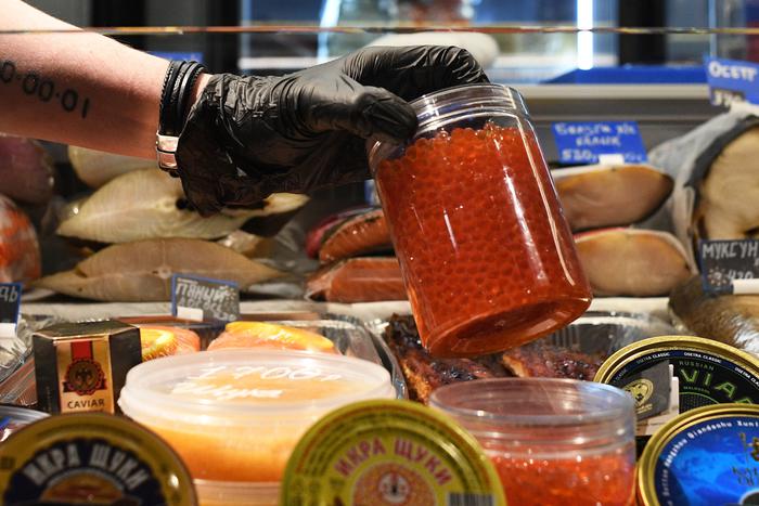 Красная икра в России стоит дороже, чем в мире, но скоро подешевеет