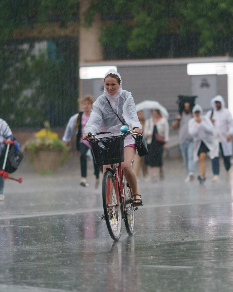 Москву продолжают накрывать ливни: закрыты парки, отменены или щадержаны десятки рейсов