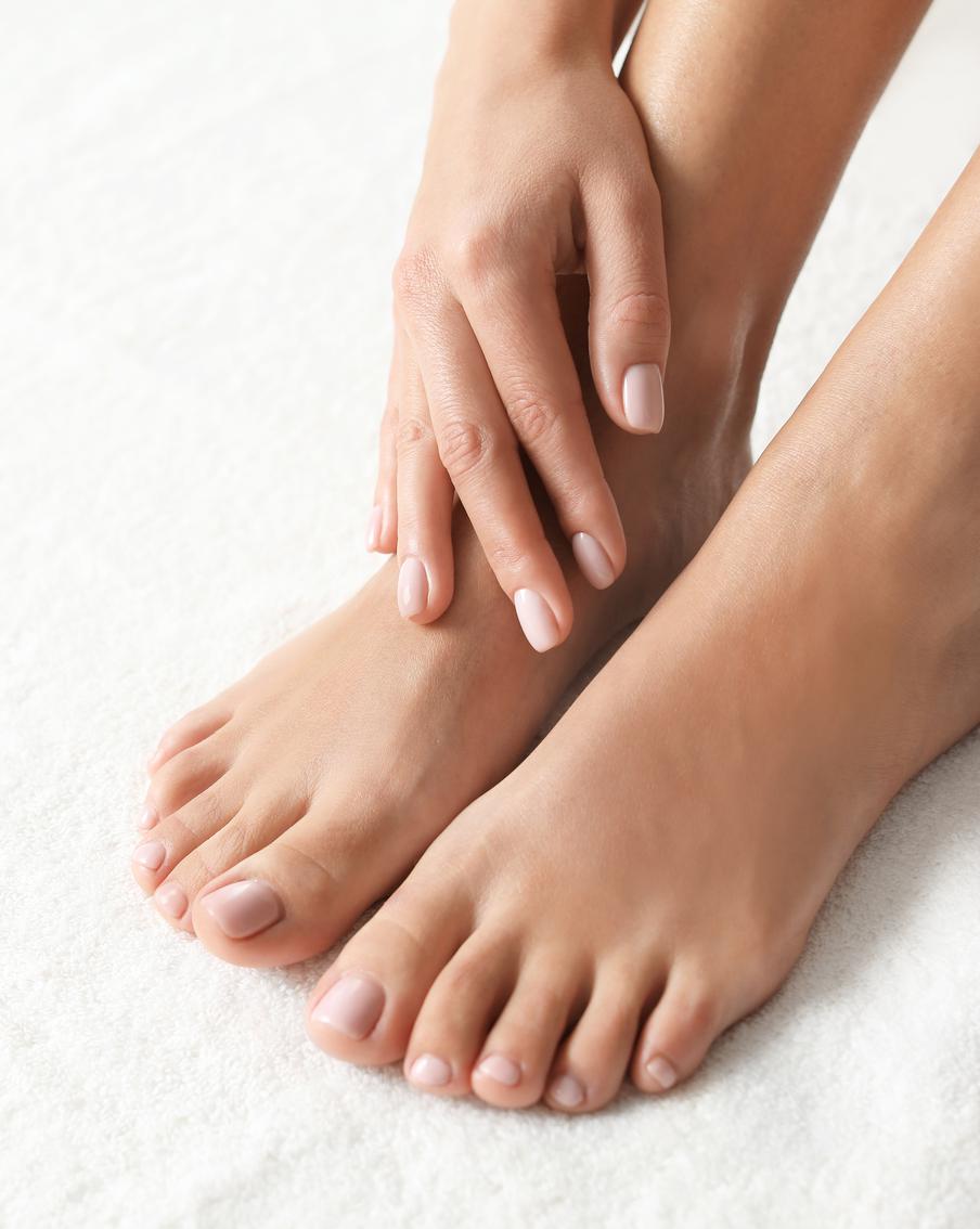 10 советов, как сохранить здоровый вид ступней и ногтей, даже если вы редко посещаете педикюрный салон