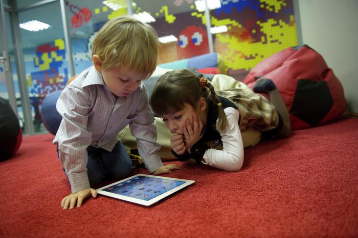 Ребёнок сам откладывает телефон в сторону без скандала! Психолог рассказала, как такого добиться