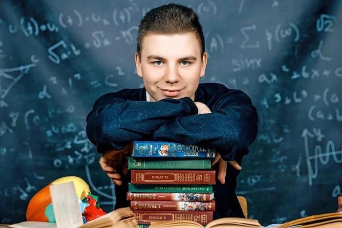 “Я сразу нырнул и схватил его за ногу”. Десятиклассник Александр Самарин спас утопающего