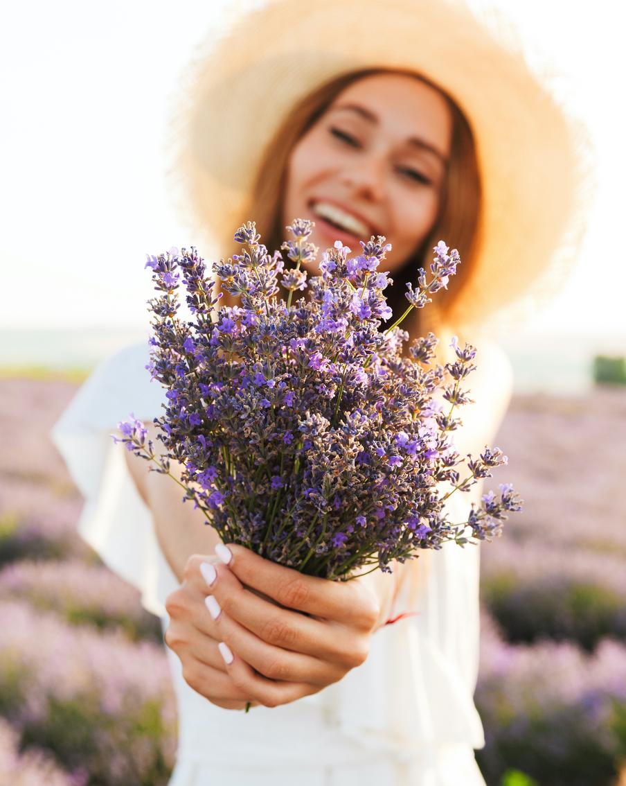 Правильно подобранный парфюм способен отпугнуть комаров