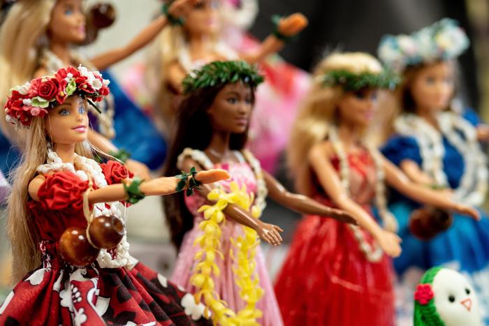 Россиянки продолжают хранить кукол Барби из детства и считают, что эти игрушки повлияли на их стиль