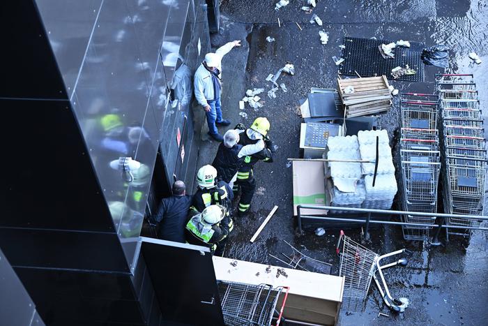 "Сигналов об эвакуации не было". Что известно о трагедии в ТЦ "Времена года"