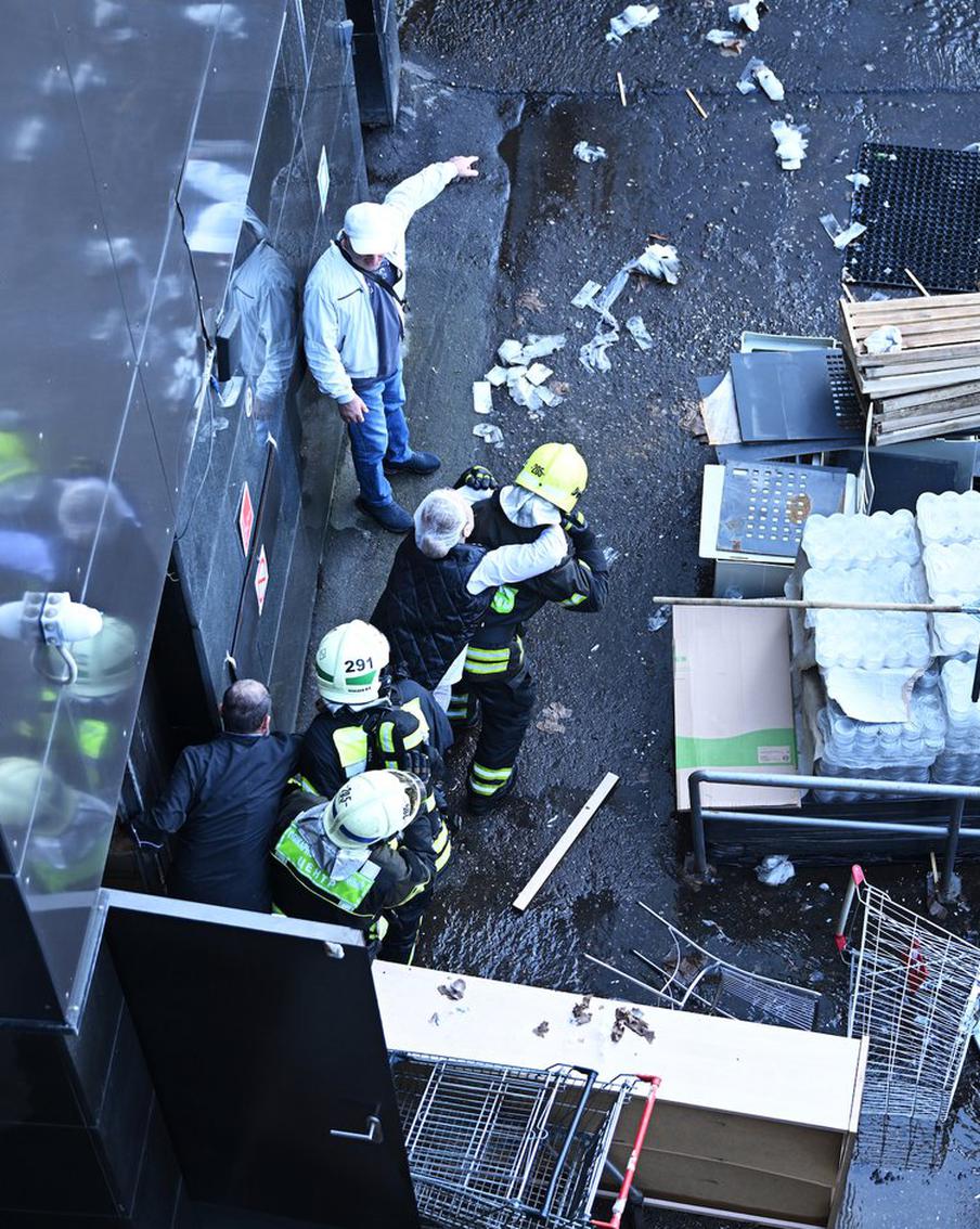 "Сигналов об эвакуации не было". Что известно о трагедии в ТЦ "Времена года"