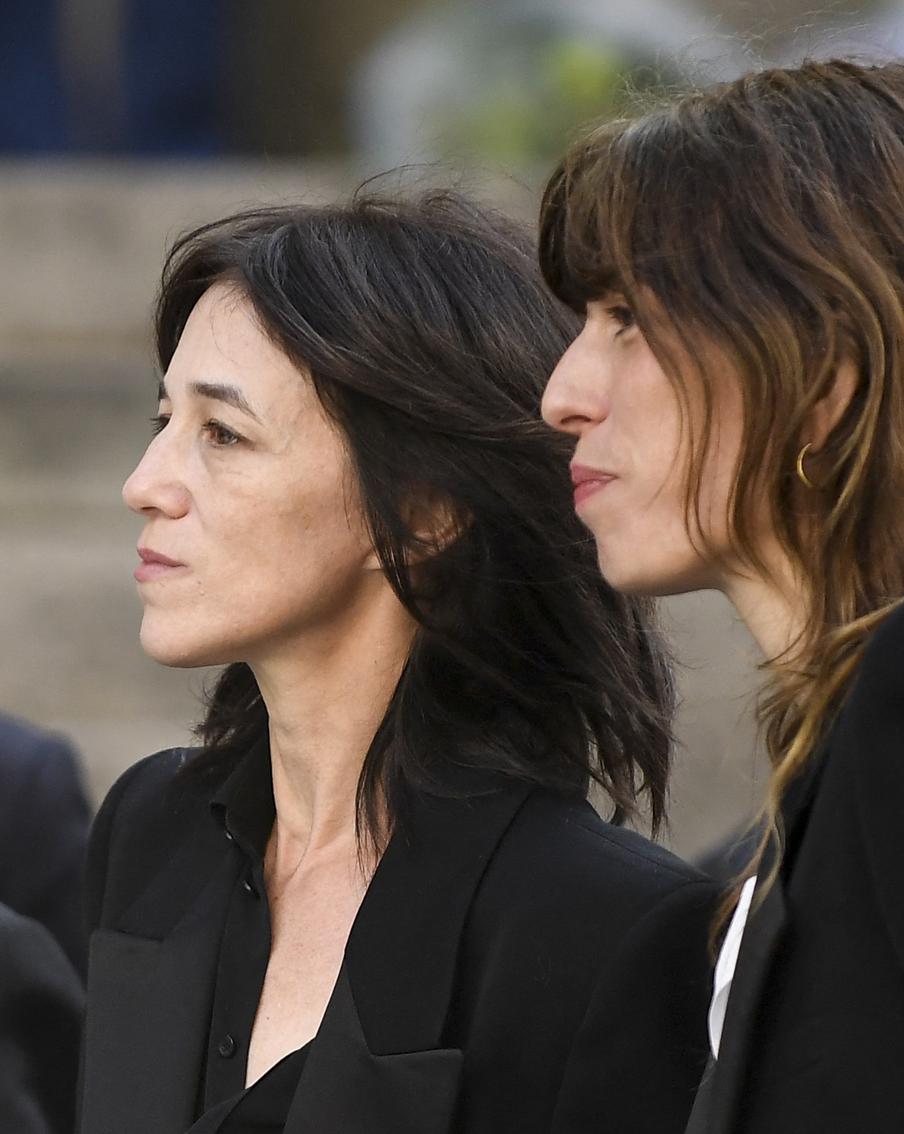 Брижит Макрон, Катрин Денёв, Шарлотта Генсбур простились с культовой певицей и актрисой Джейн Биркин