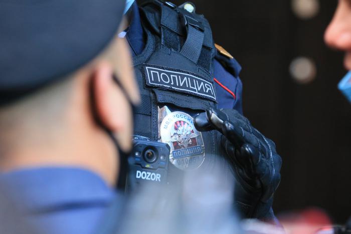 Пенсионерка по указке мошенника выбросила из окна почти миллион рублей