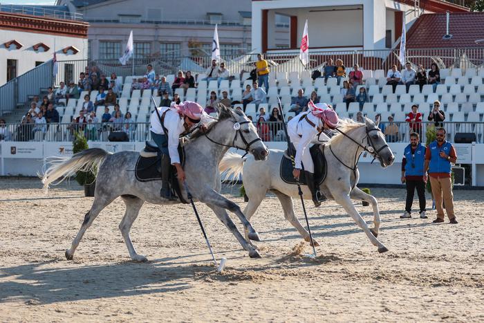 Кто лучше на скаку наколет пег и разрубит апельсин, выясняли всадники из восьми стран