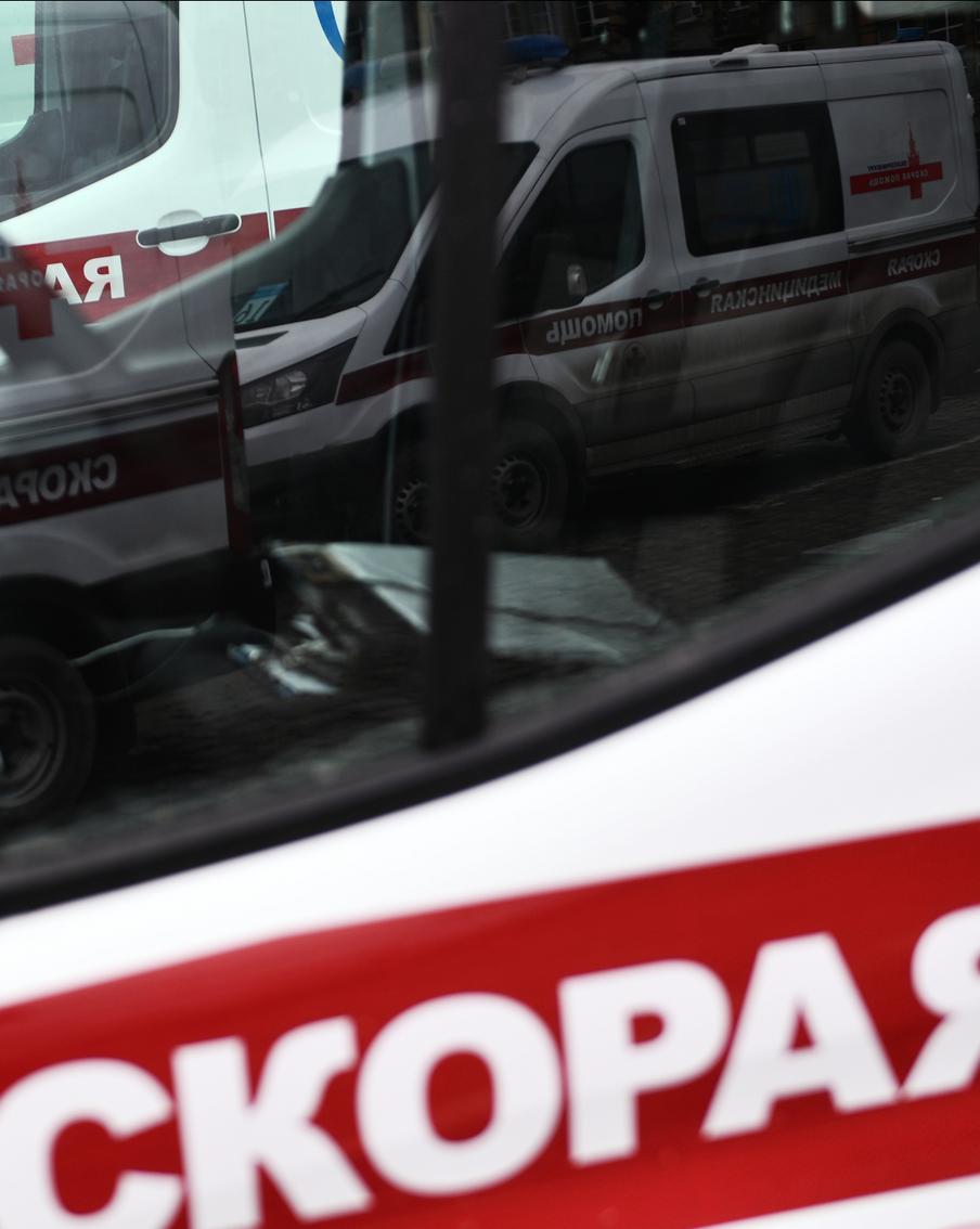 На юге Москвы легковушка влетела в остановку, есть пострадавшие