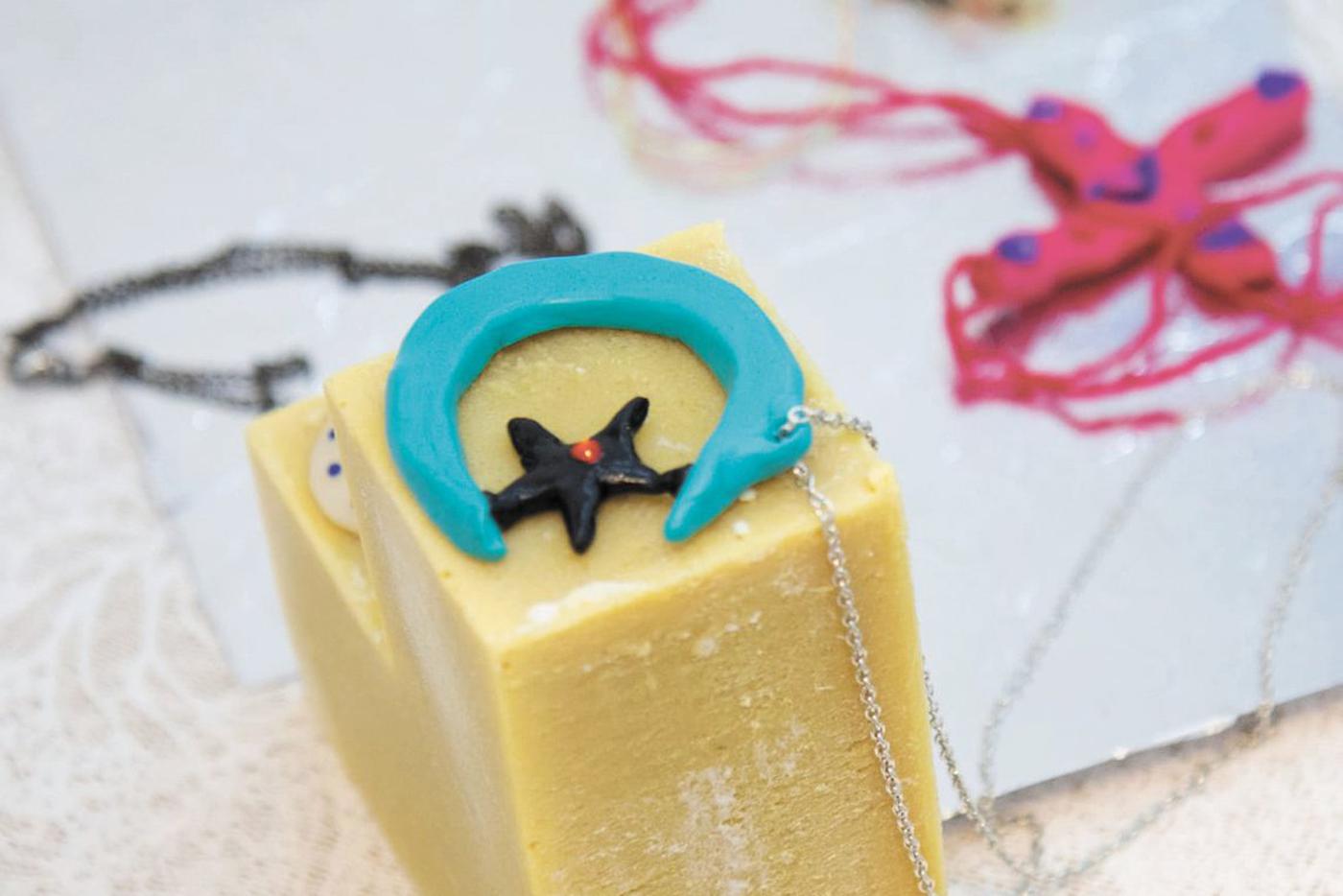 Талисманы в виде креста и полумесяца за две тысячи рублей появились в Сети. Сделавшая их художница надеется, что они спасут от доносов