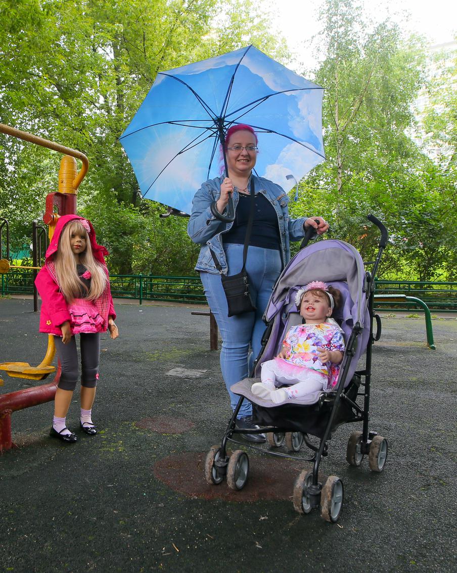 На прогулки по Медведково выводят не только детей, но и кукол. Оказалось, что у них такие же проблемы, как и у людей