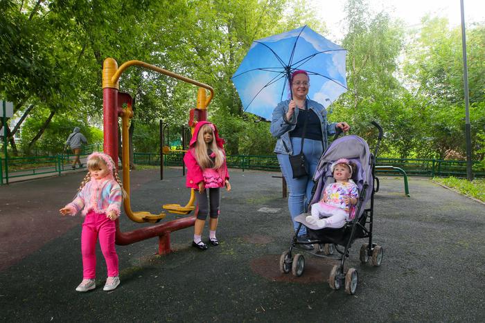 На прогулки по Медведково выводят не только детей, но и кукол. Оказалось, что у них такие же проблемы, как и у людей
