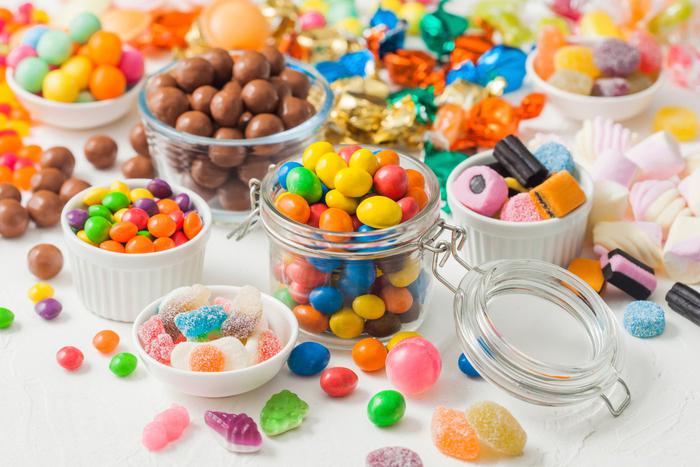 Сладкоежки стареют быстрее, потому что кожа не любит, когда в организме много углеводов