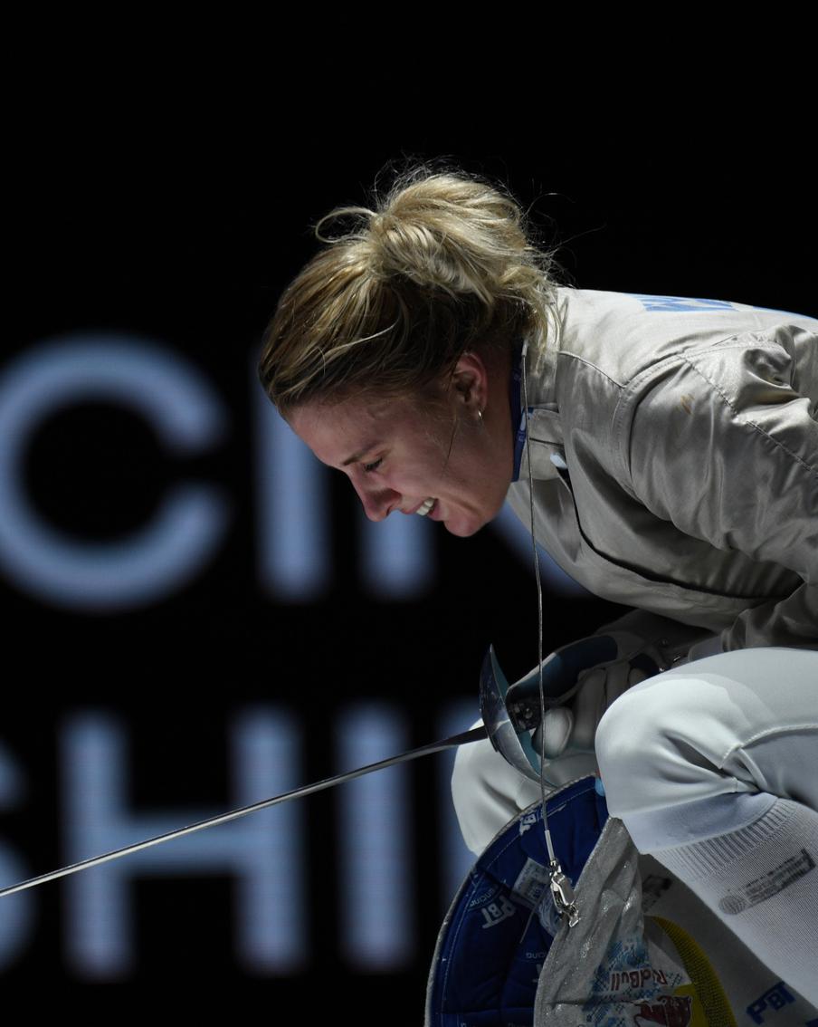 Украинскую саблистку сняли с ЧМ после отказа пожать руку россиянке