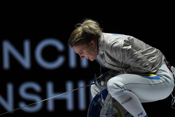 Украинскую саблистку сняли с ЧМ после отказа пожать руку россиянке