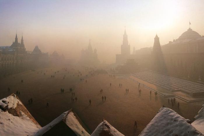 Ради своих кадров он ночевал на крыше и водил дружбу  с комендантами Кремля