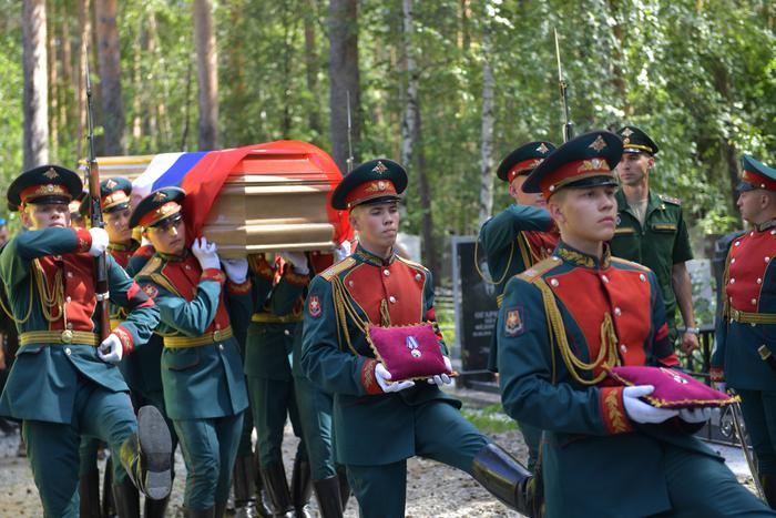 Военкора Журавлёва с воинскими почестями похоронили в Екатеринбурге