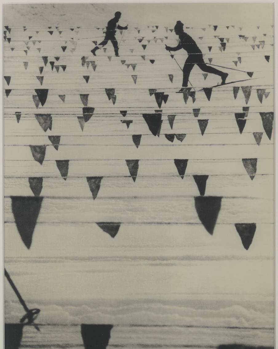 "Эстафета", 1960-е. Как отмечает наша собеседница, снимок – прекрасный образец ощущения Бородулиным графической структуры листа: "Чёрно-белая графика" – так можно охарактеризовать многие снимки Бородулина".