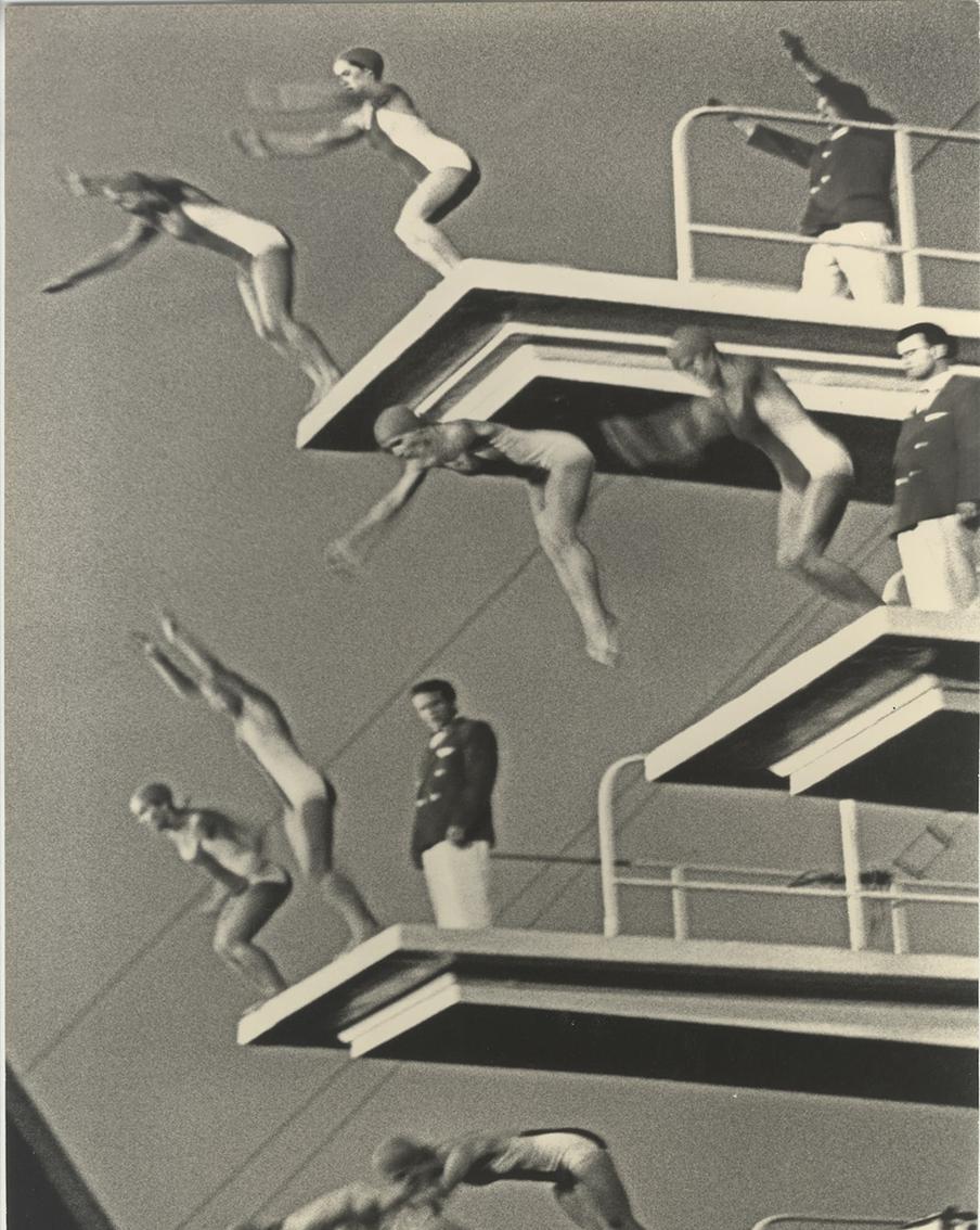 "Водный фестиваль". Москва. 1959. "Бородулин говорил, что нужно знать спорт, чтобы понимать, когда может случиться лучший для съёмки момент, – говорит куратор выставки. – Этот снимок – прекрасный образец такого знания и мастерства фотографа одновременно".