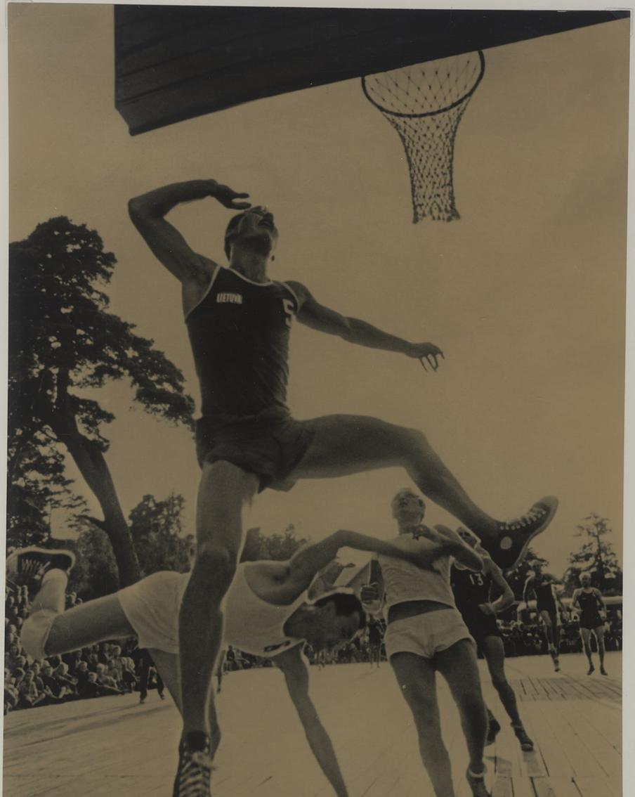 "Баскетбольный балет". 1960-е. Лев Бородулин сам был спортсменом, играл в баскетбол и даже выступал за сборную Москвы. Он говорил, что наверное, с этого и началась его любовь к спортивной фотографии.