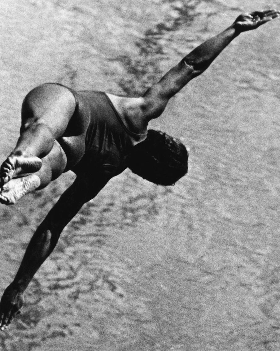 "Легендарный снимок "С вышки!" (1960) – это фотография сделана во время Олимпиады в Риме. Она украсила обложку "Огонька" и была раскритикована за бессодержательность советской цензурой, а сейчас считается классикой спортивной фотографии", – рассказывает Мария Гадас.