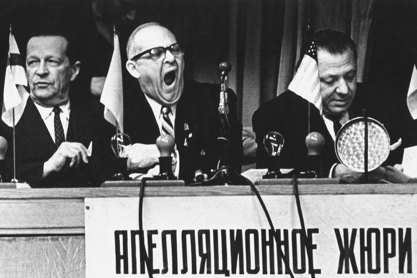 "А судьи кто?" Москва, 1960. Лев Бородулин говорил, что спортивная фотография защищала его от идеологии и политики. Но иногда приходилось снимать и спортивных чиновников.