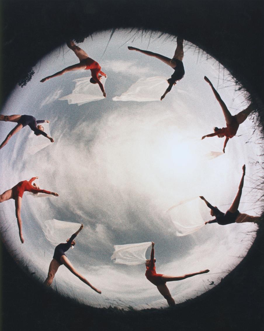 "Гимнастический круг". 1969. Бородулин стал первым фотографом в СССР, который стал снимать, используя объектив "рыбий глаз" (fish eye). С помощью этого объектива на свет появились снимки "Мы играем в волейбол" и "Гимнастический круг".