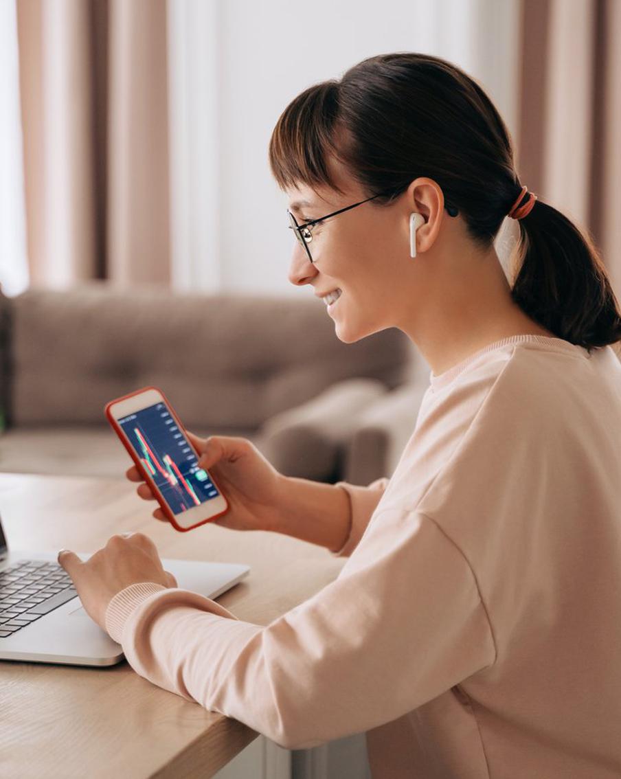 Из-под полы да под подушку: куда россияне стали инвестировать накопления и какие активы выгоднее